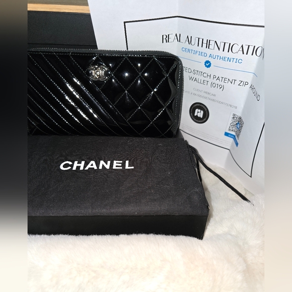 AUTHENTIC Chanel Black Patent Zip around Wallet - Picture 8 of 9
